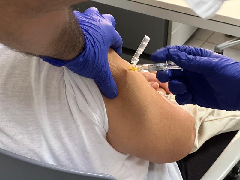Comença la campanya de vacunació contra la grip i la COVID-19