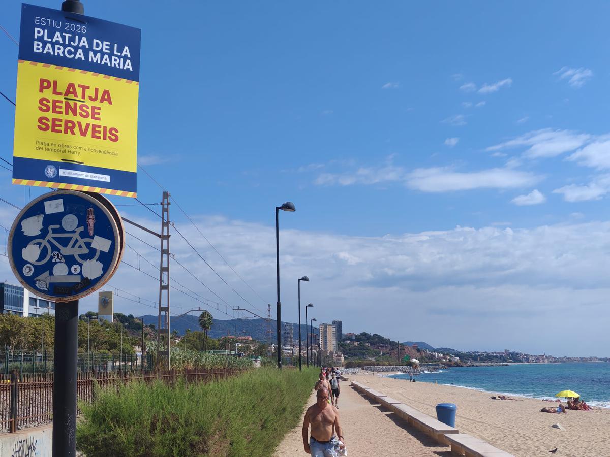 <p>La normalitat a la platja de la Barca Maria tot i l'esvoranc del Passeig marítim</p>