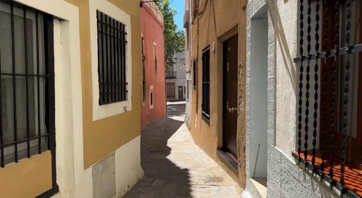 les-curiositats-del-carrer-mes-curt-i-estret-de-badalona