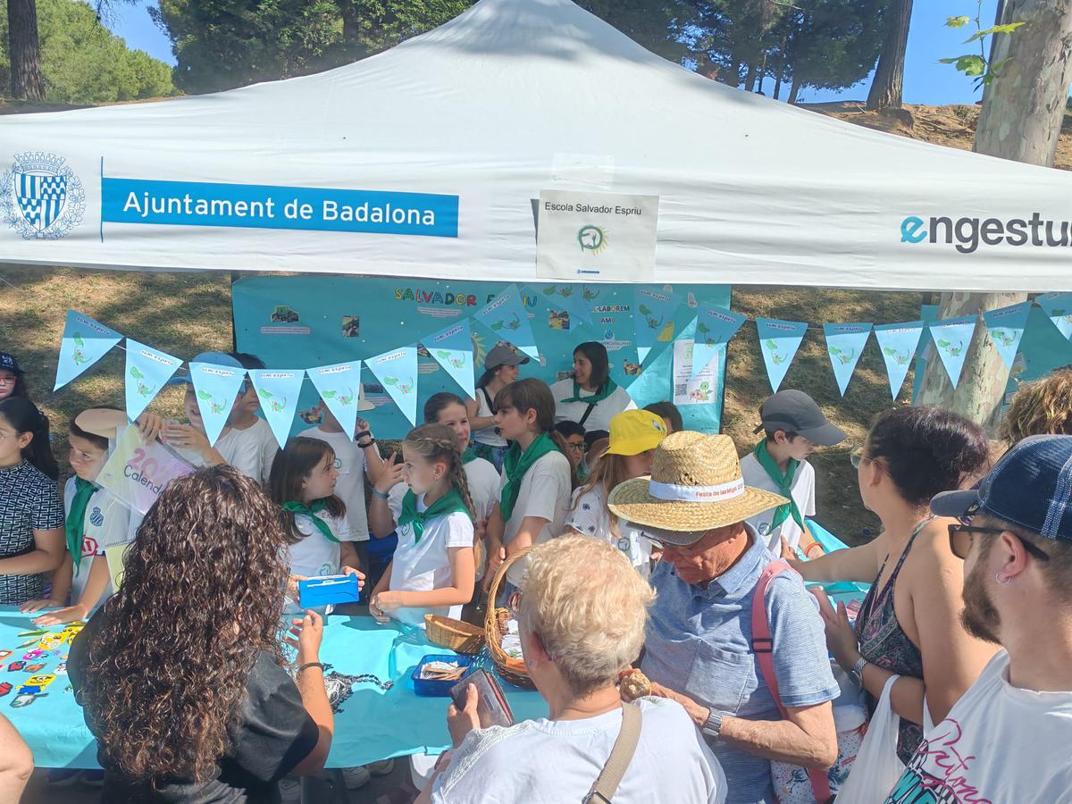 <p>Els alumnes de sis escoles de Badalona planten la paradeta en el 14è Mercat de Cooperatives Escolars</p>