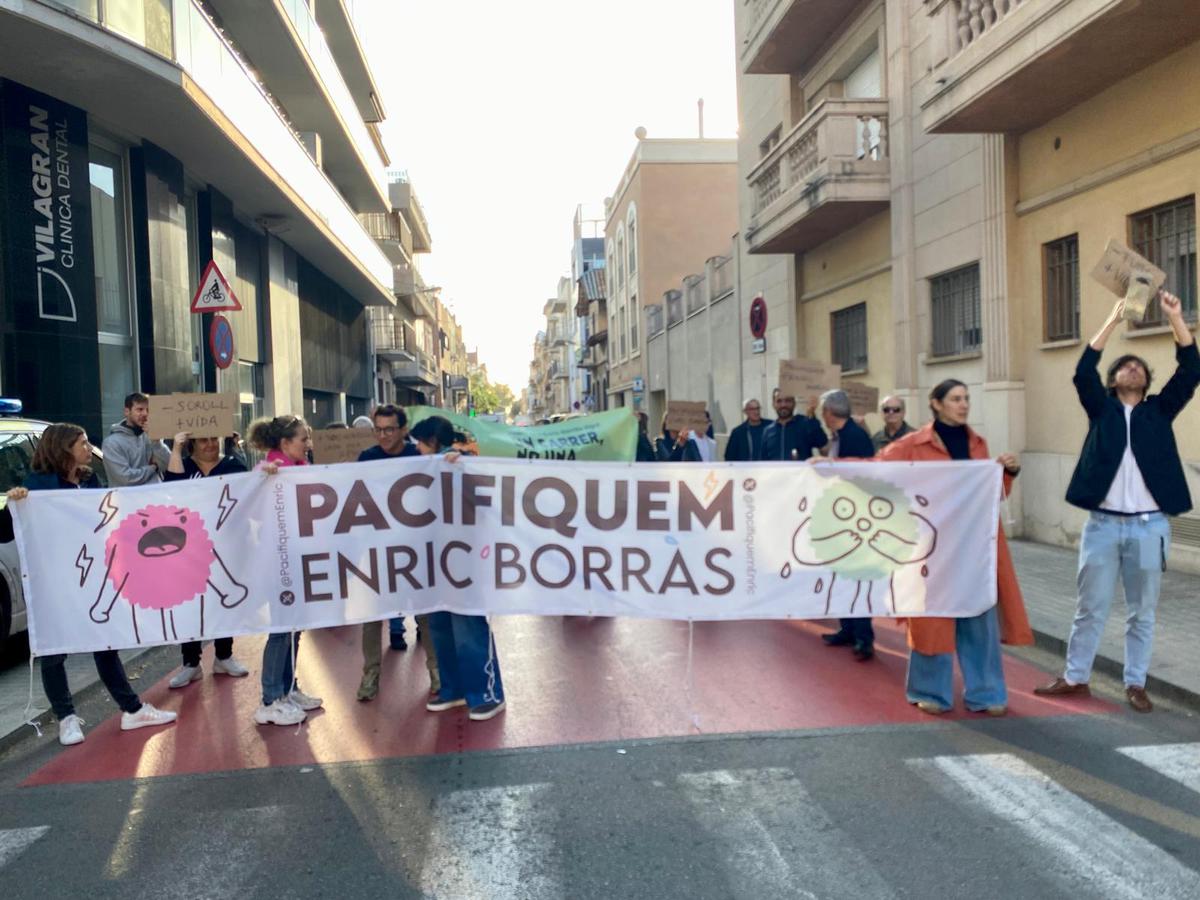 veins-carrer-enric-borras-tallen-transit-per-reclamar-pacificacio-via