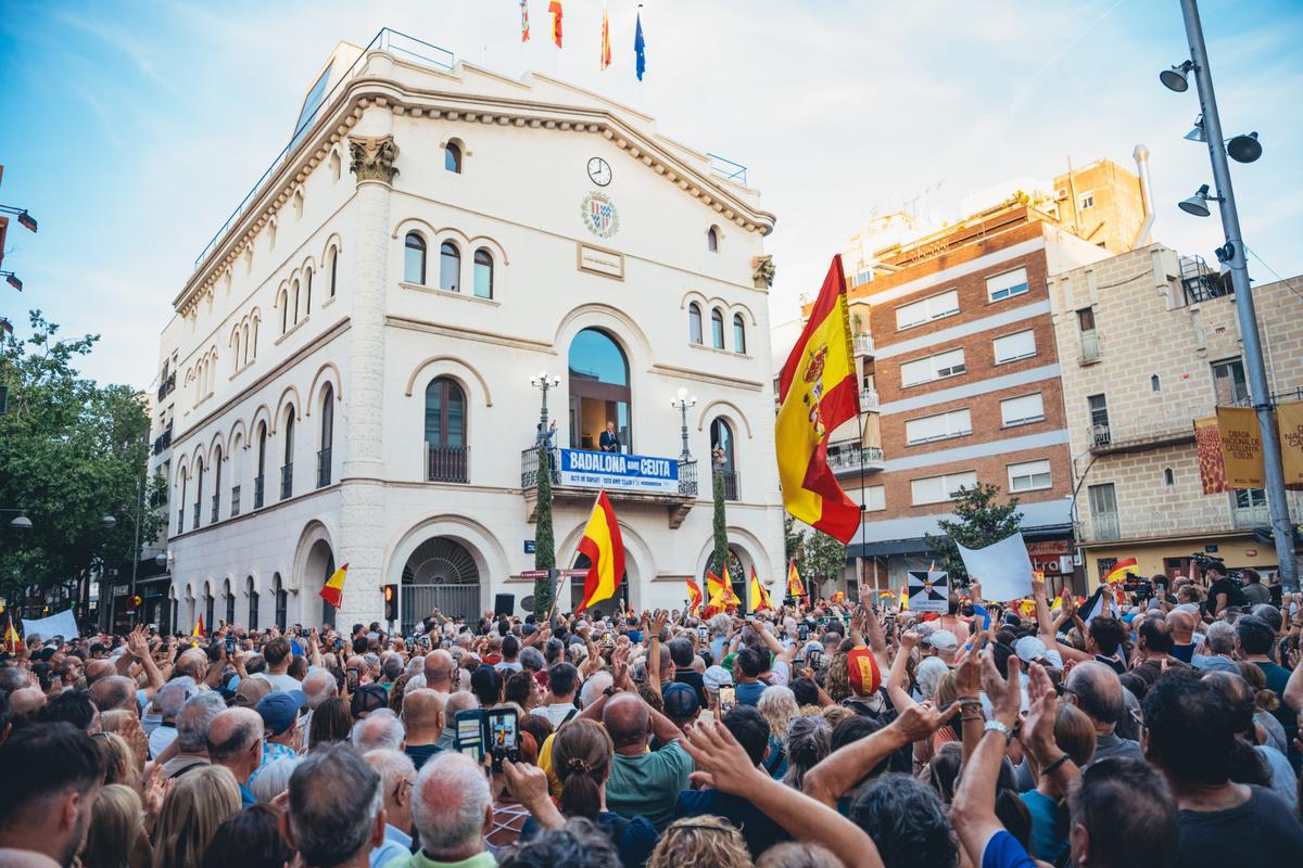 10000-persones-es-concentren-a-la-placa-de-la-vila-en-suport-a-ceuta