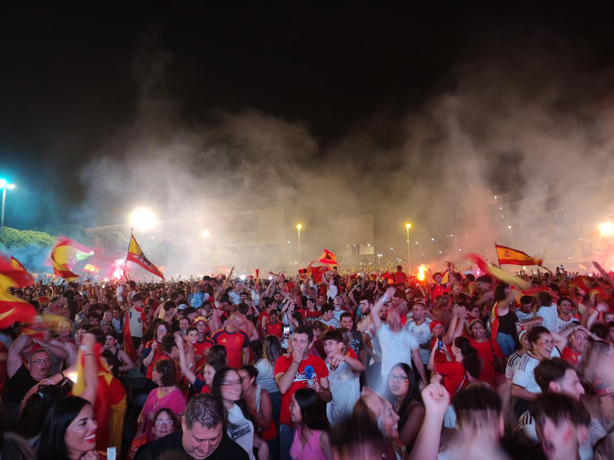 unes-10000-persones-celebren-el-segon-mundial-despanya-a-la-placa-del-president-tarradellas
