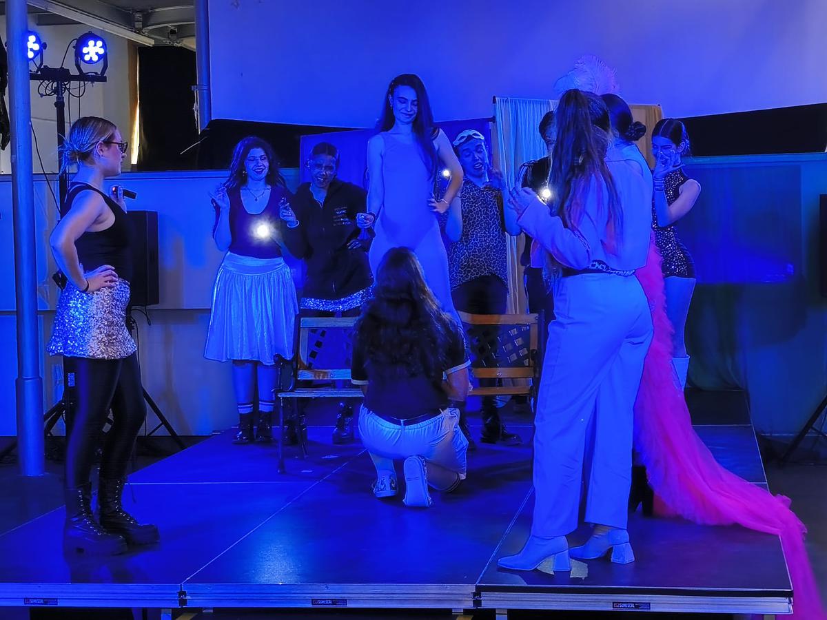 els-alumnes-dactuacio-teatral-de-leugeni-dors-han-presentat-lobra-molt-soroll-per-no-res-de-william-shakespeare