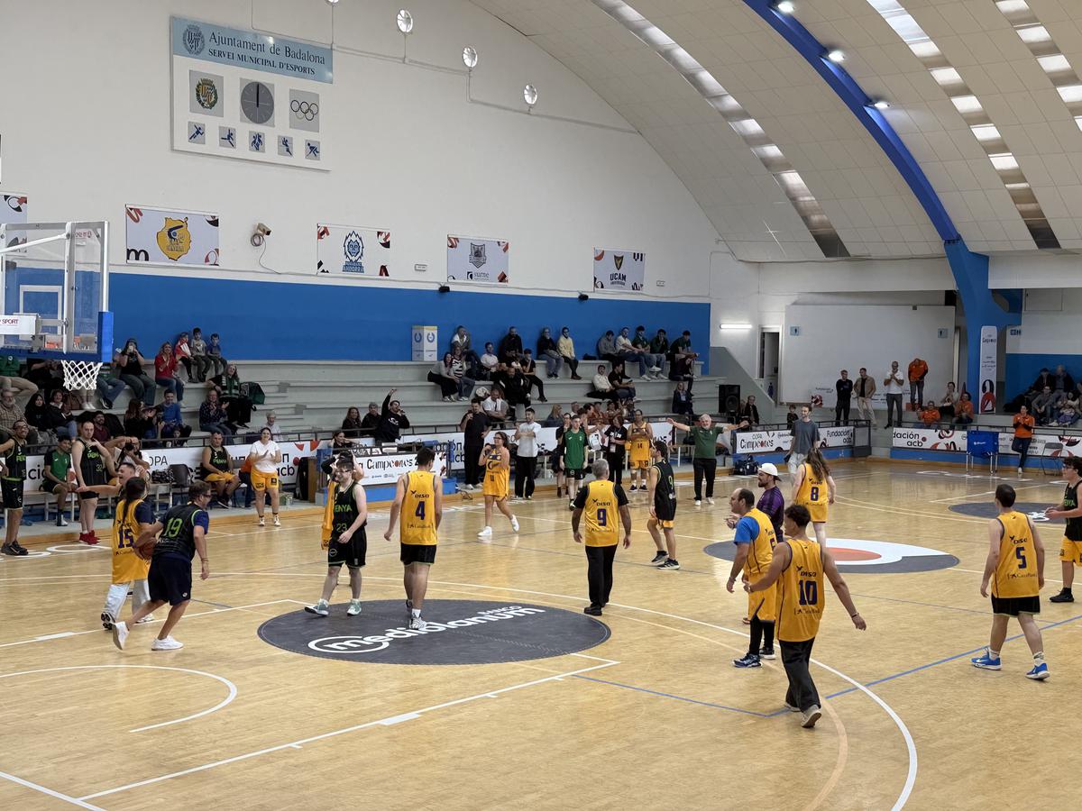 Intercanvi de samarretes entre jugadors del Joventut Fedemar i Gran Canaria.jpeg