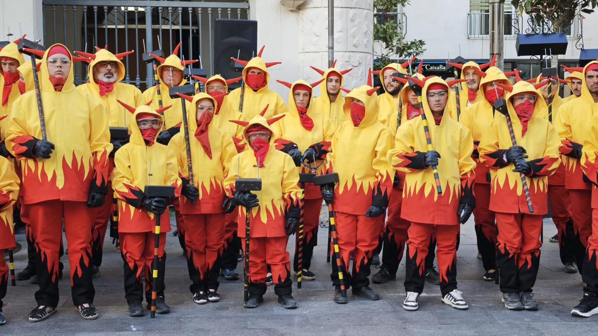la-colla-de-diables-bufons-del-foc-celebra-30-anys-renovant-vestuari