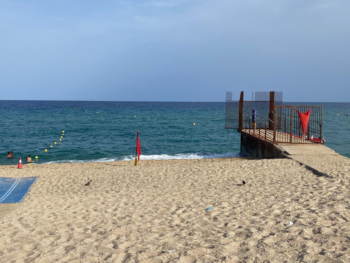 Un acte vandàlic deixa fora de servei una barana adaptada a la Platja dels Pescadors