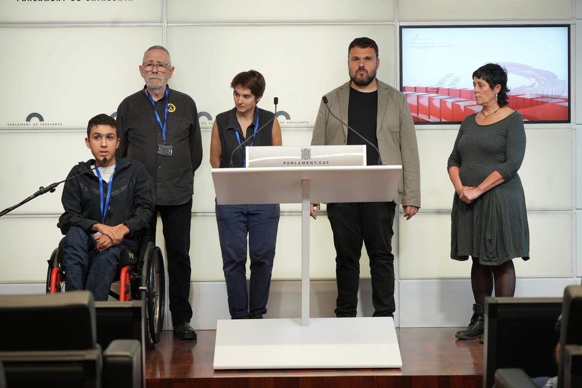 comuns-i-cup-reclamen-al-parlament-habitatge-per-familia-badalona-desnonada-fa-any