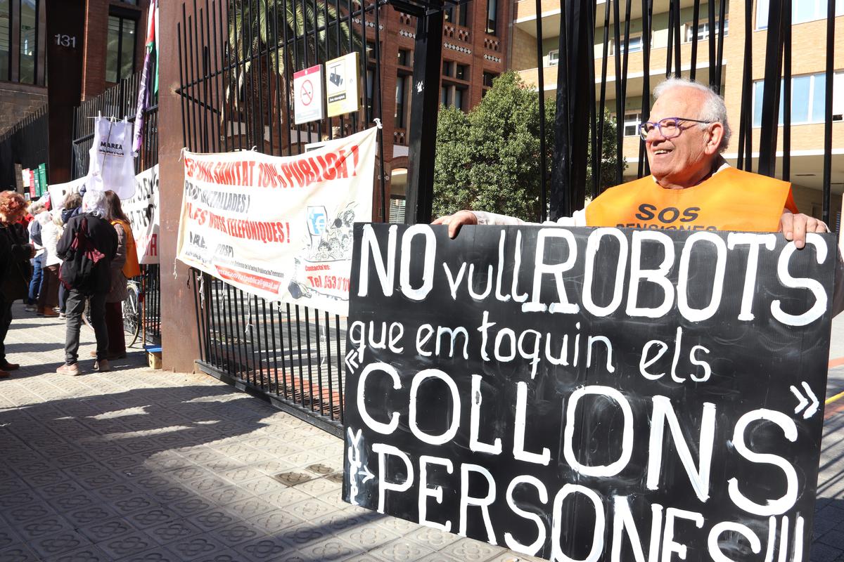 <p>Els pensionistes recullen 20.000 firmes per reclamar a la Generalitat una sanitat pública de qualitat</p>