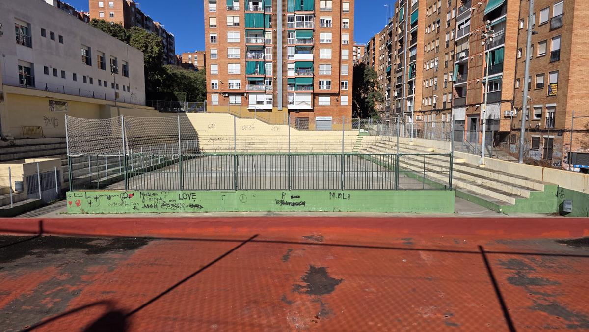 els-veins-de-nova-lloreda-denuncien-labandonament-del-poliesportiu