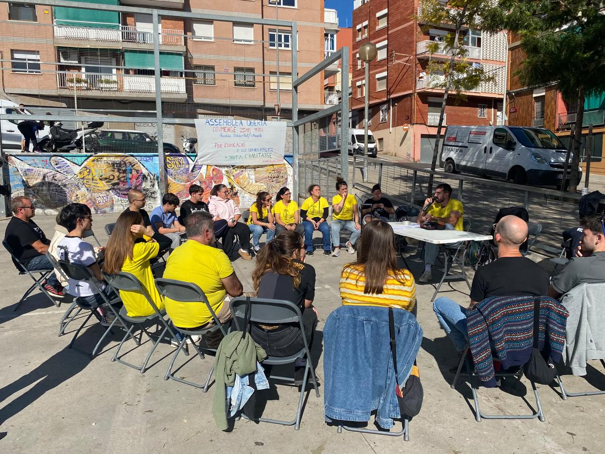 docents-institut-julia-minguell-traslladen-debat-sobre-educacio-publica-als-carrers
