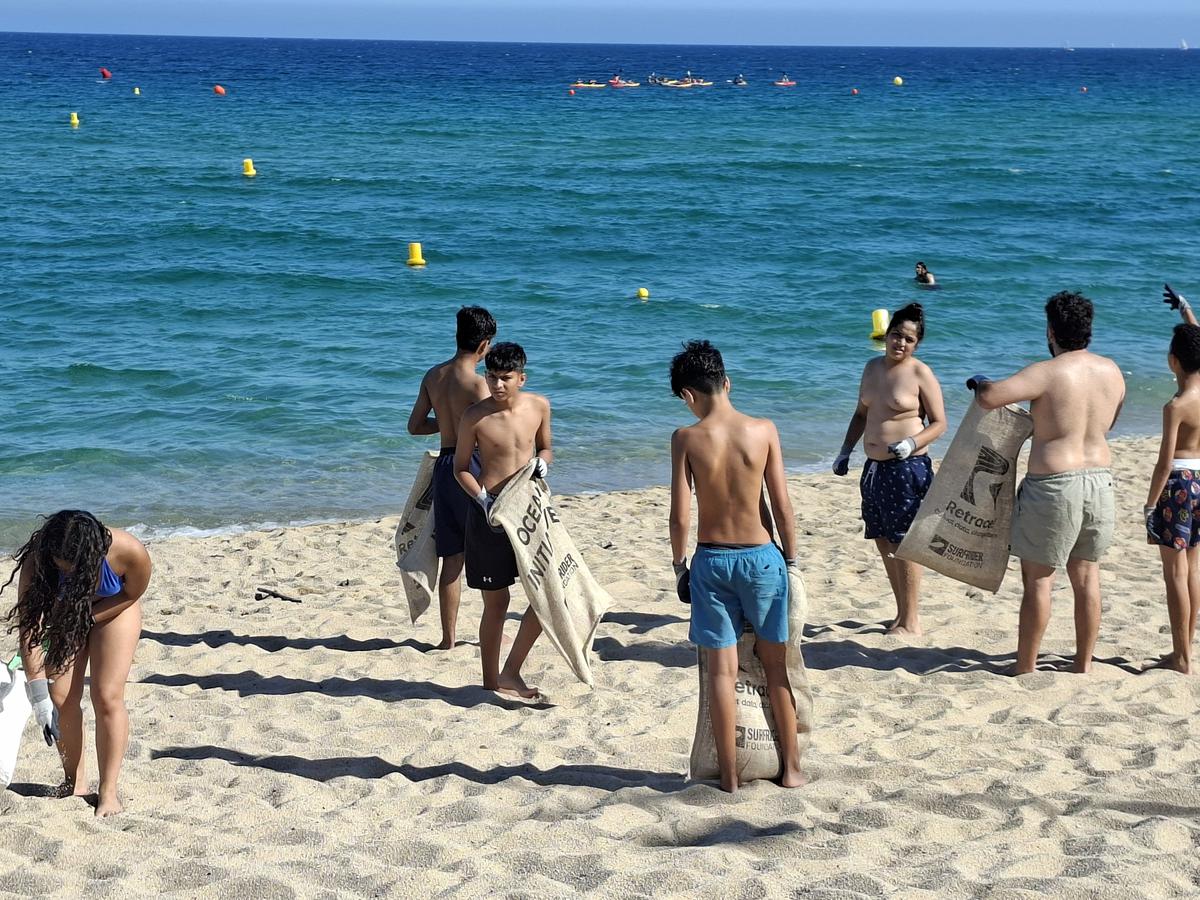 iniciativa herois contra canvi climàtic platja de badalona (2).jpg
