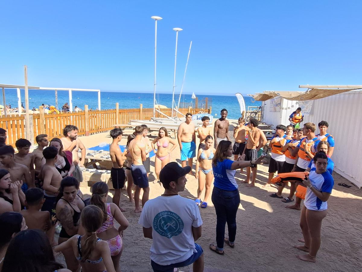 mes-duna-seixantena-de-joves-recullen-864-residus-a-la-platja-de-badalona