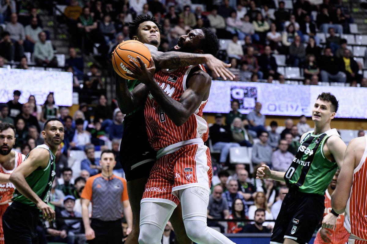 la-penya-no-pot-competir-mes-contra-el-murcia-67-89