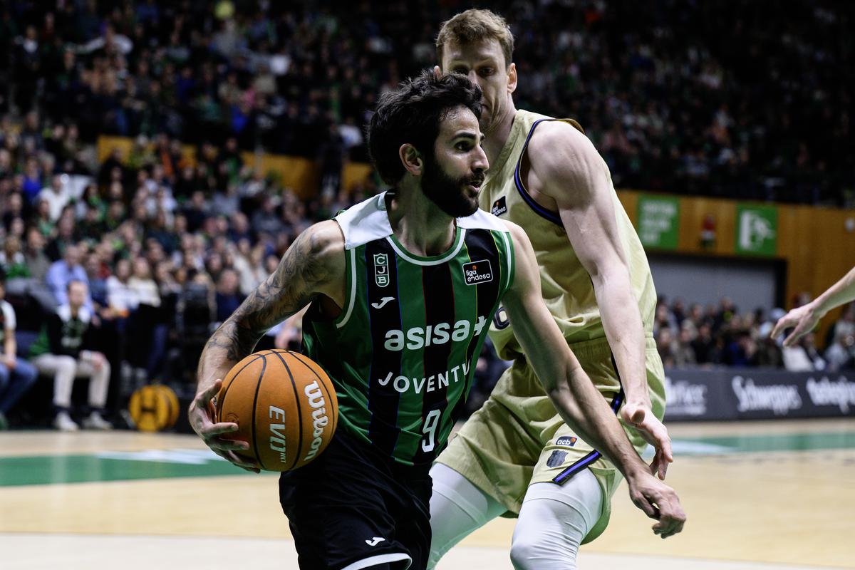 la-penya-enfonsa-el-barca-davant-12179-espectadors-84-72