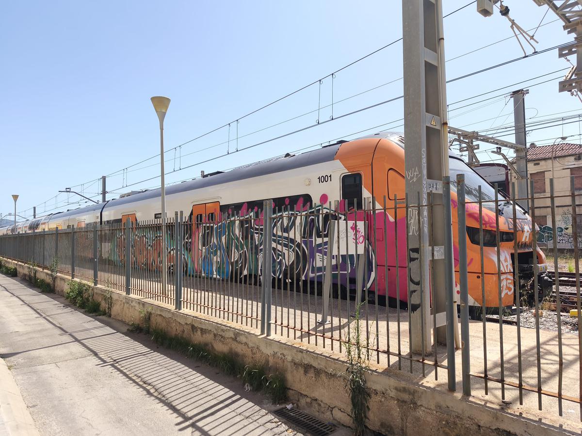 els-veins-del-carrer-eduard-maristany-es-queixen-dels-sorolls-dun-tren-en-fase-de-proves-en-la-via-morta
