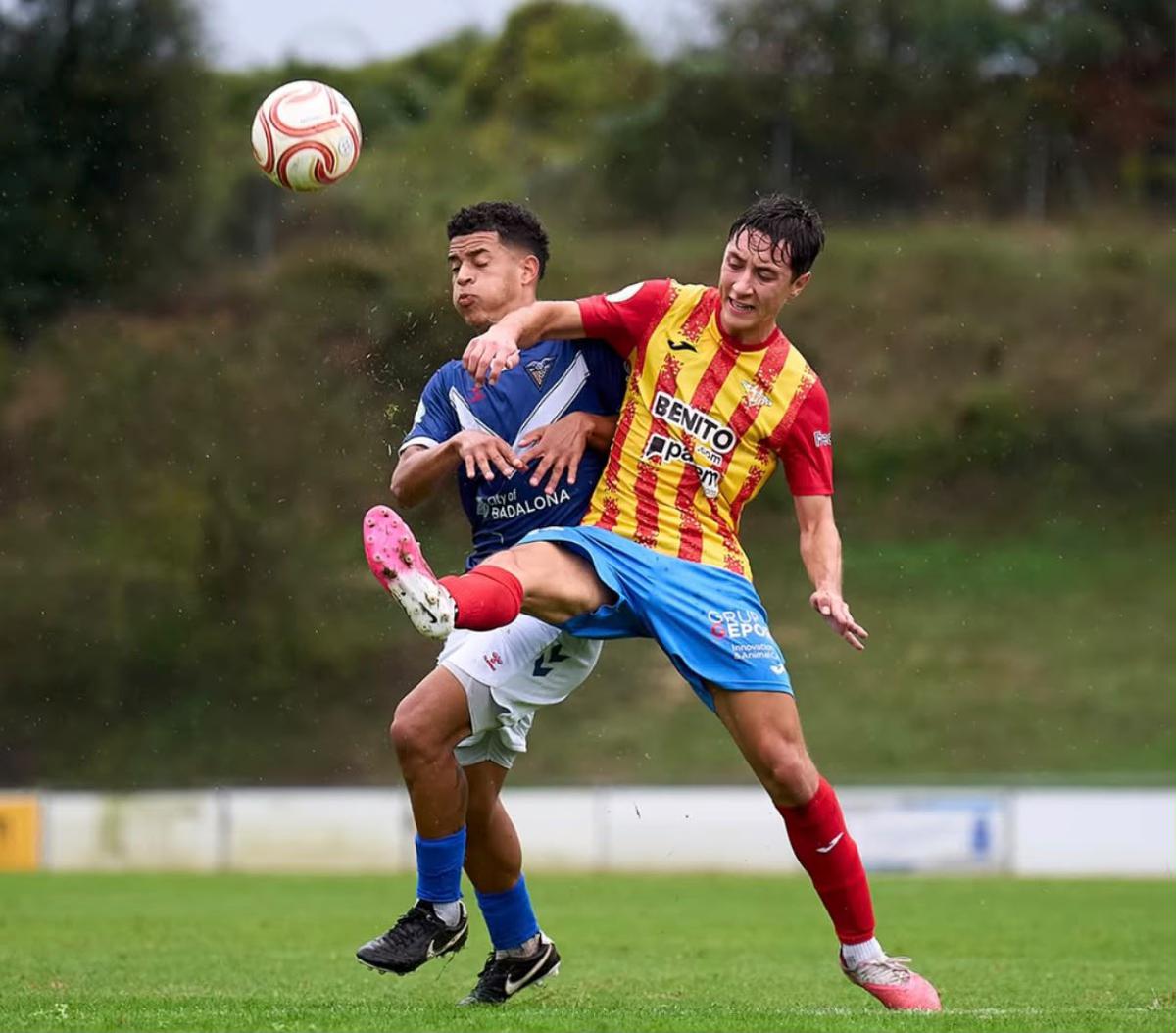 cf-badalona-remunta-sota-pluja-s-imposa-al-tona-per-1-3-i-dorm-lider