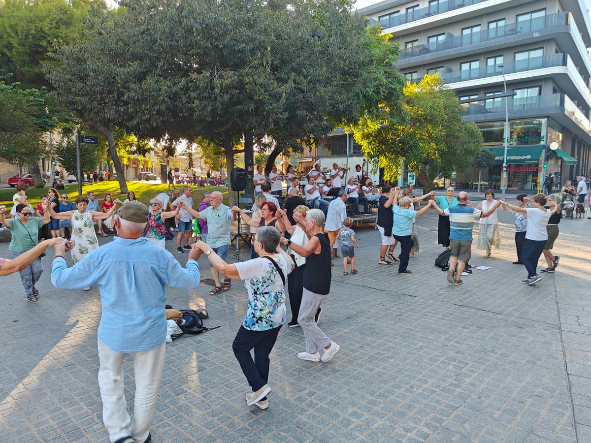 sardanes-fideua-popular-i-reivindicacio-a-la-vigilia-de-la-diada