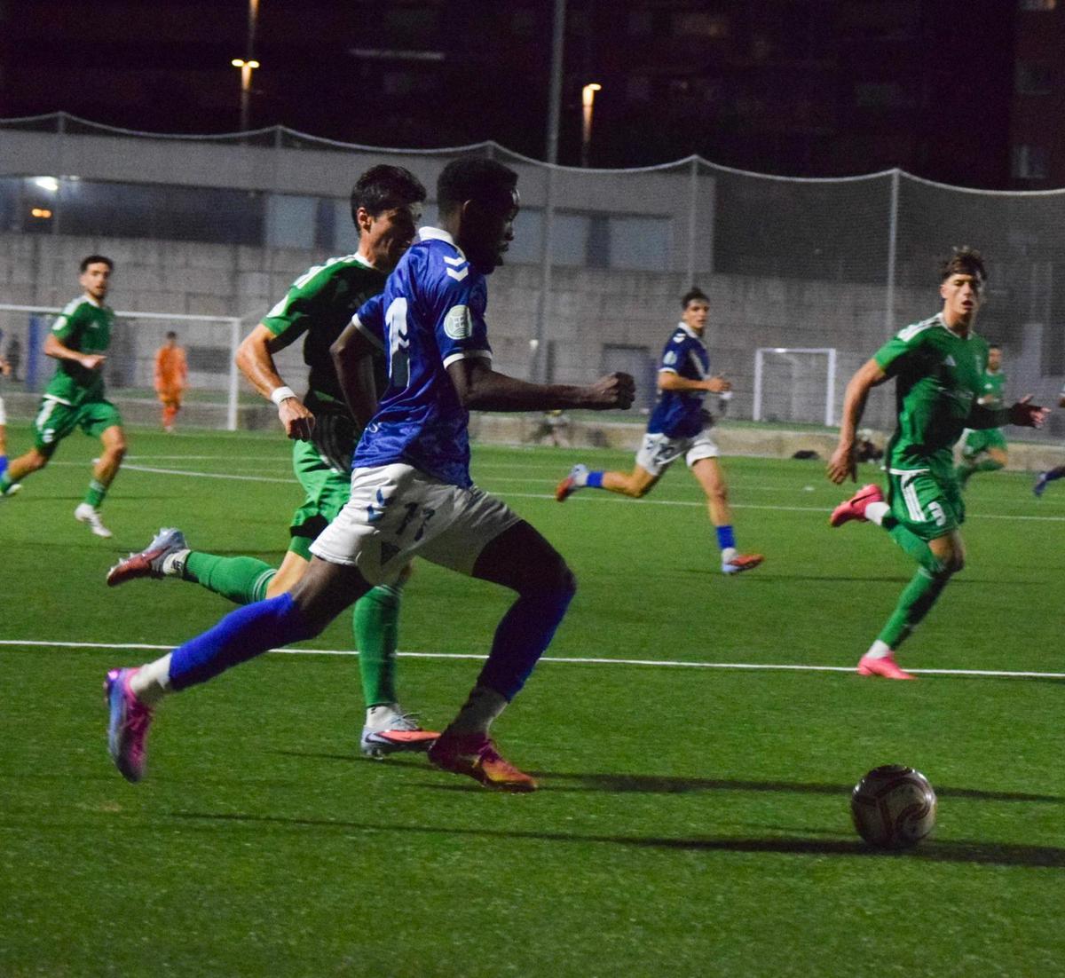 <p>El Badalona ensopega amb el Cornellà i amb l'àrbitre (1-4)</p>
