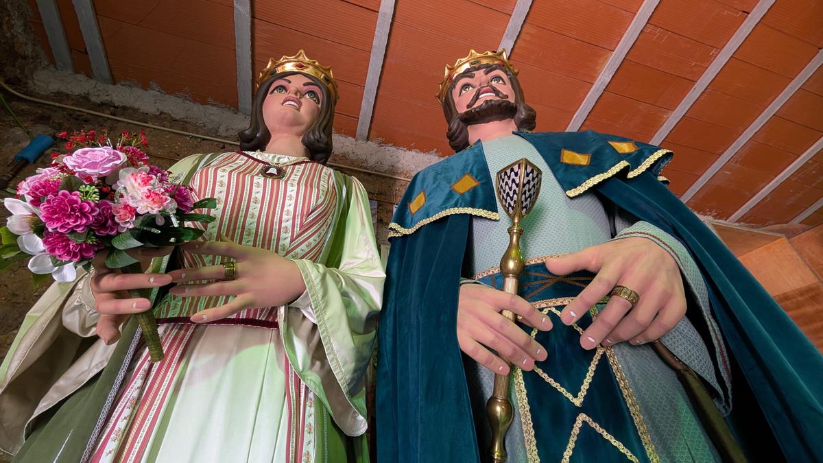 lultim-ball-den-ferrer-i-lelionor-els-gegants-de-badalona-sacomiaden-per-recuperar-la-seva-historia