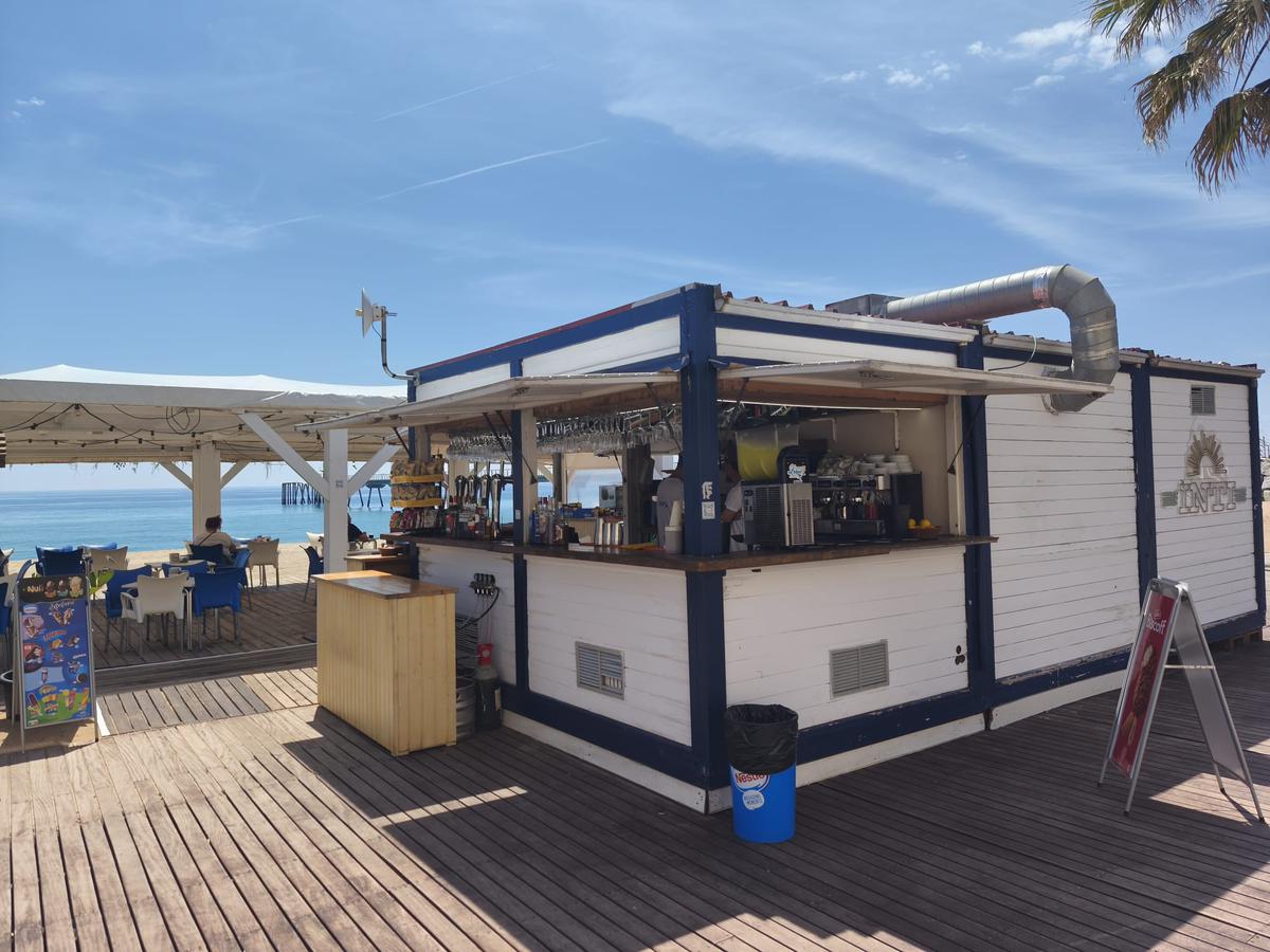 les-guinguetes-de-la-platja-encaren-una-temporada-marcada-per-les-obres-a-la-barca-maria-i-al-pont-del-petroli