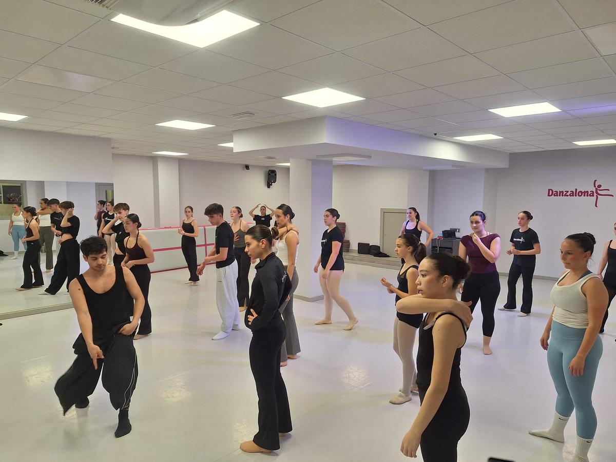 lescola-banzalona-acull-dues-masterclass-del-ballari-i-coreograf-internacional-ruben-de-sa