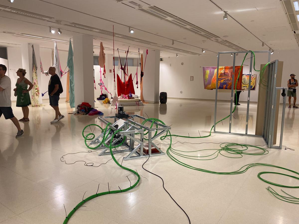 la-mostra-politiques-del-retard-arribar-a-destemps-reivindica-el-dret-daturar-se-al-centre-cultural-el-carme