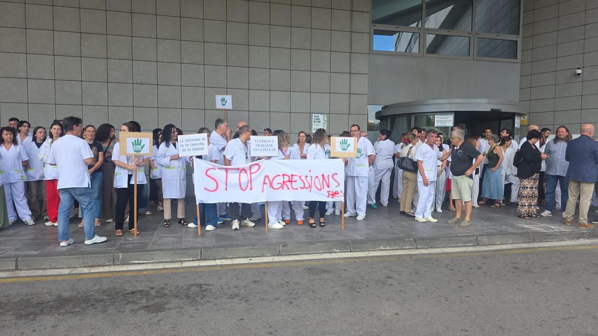 personal-hospital-fundacio-espert-sant-protesta-contra-tota-mena-agressions
