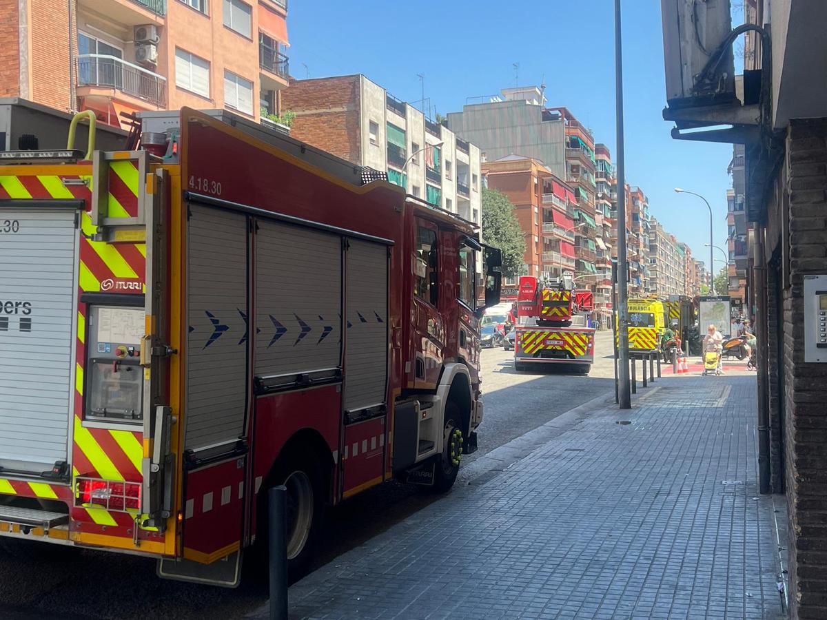 quatre-dotacions-de-bombers-han-actuat-en-un-edifici-de-5-plantes-del-carrer-mariscal-cabanes-per-un-foc-electric
