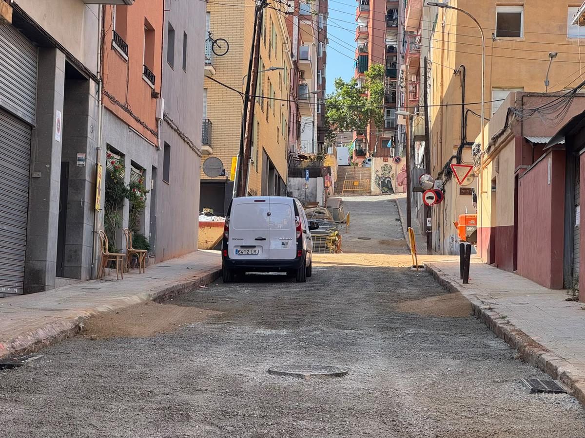 els-veins-del-carrer-del-valles-reclamen-la-finalitzacio-de-les-obres-que-els-tenen-sense-poder-treure-el-cotxe-de-casa