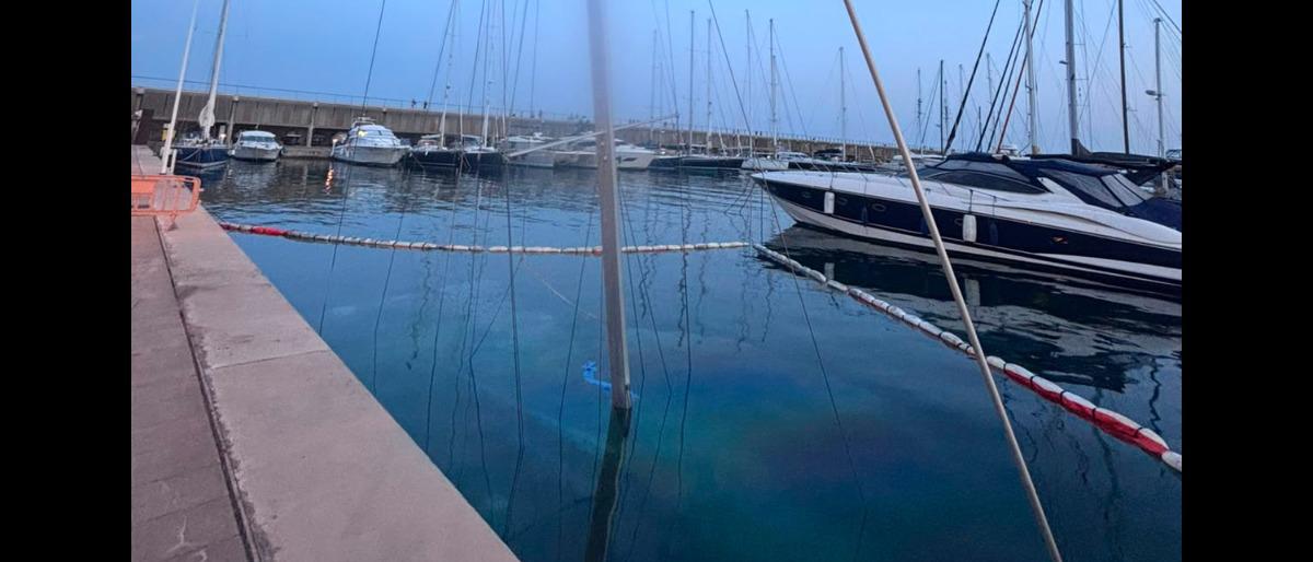 senfonsa-una-embarcacio-de-15m-deslora-al-port-de-badalona