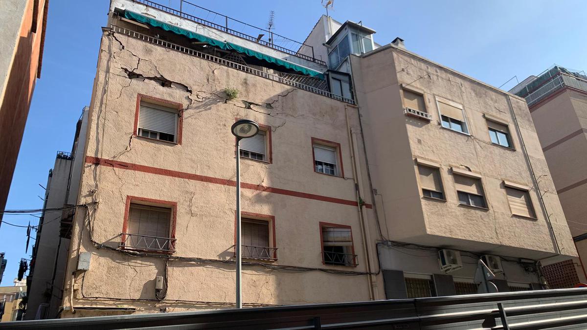 <p>Quatre anys després de l'esfondrament al carrer Granada, els veïns se senten abandonats</p>