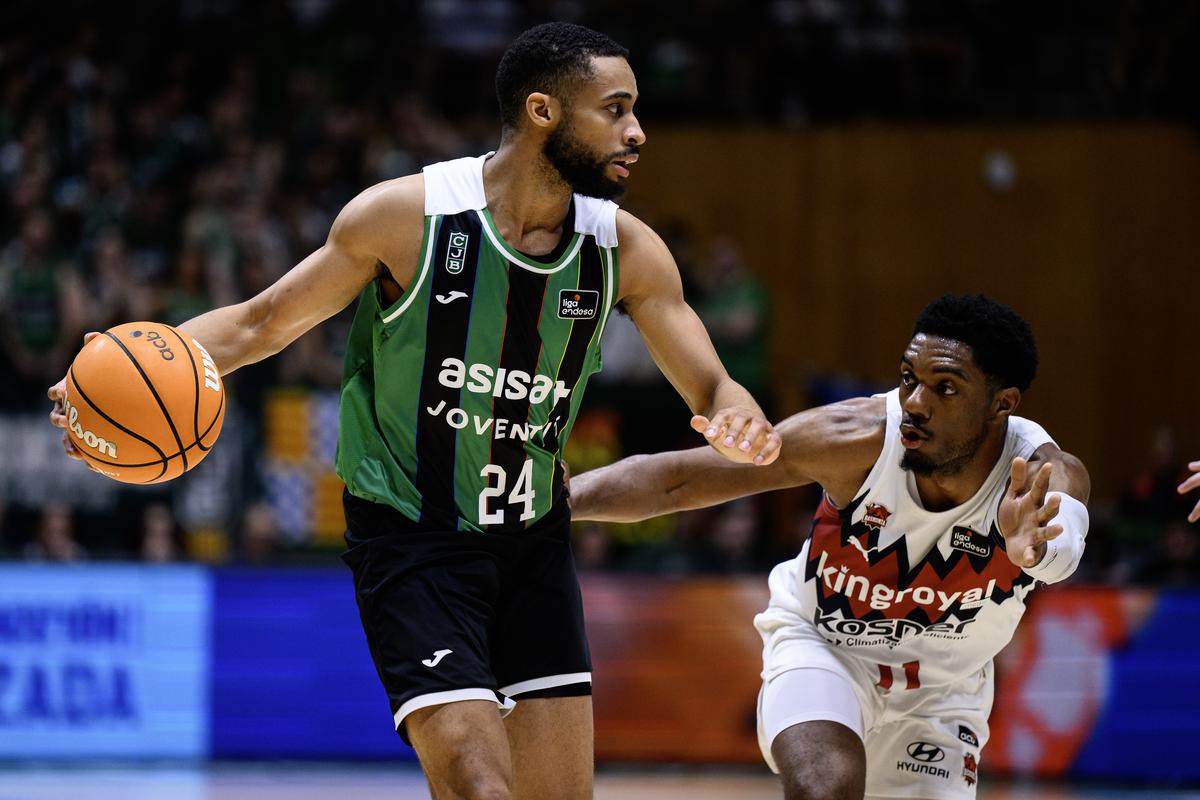 bany-absolut-de-la-penya-al-baskonia-i-forca-el-desempat-82-63