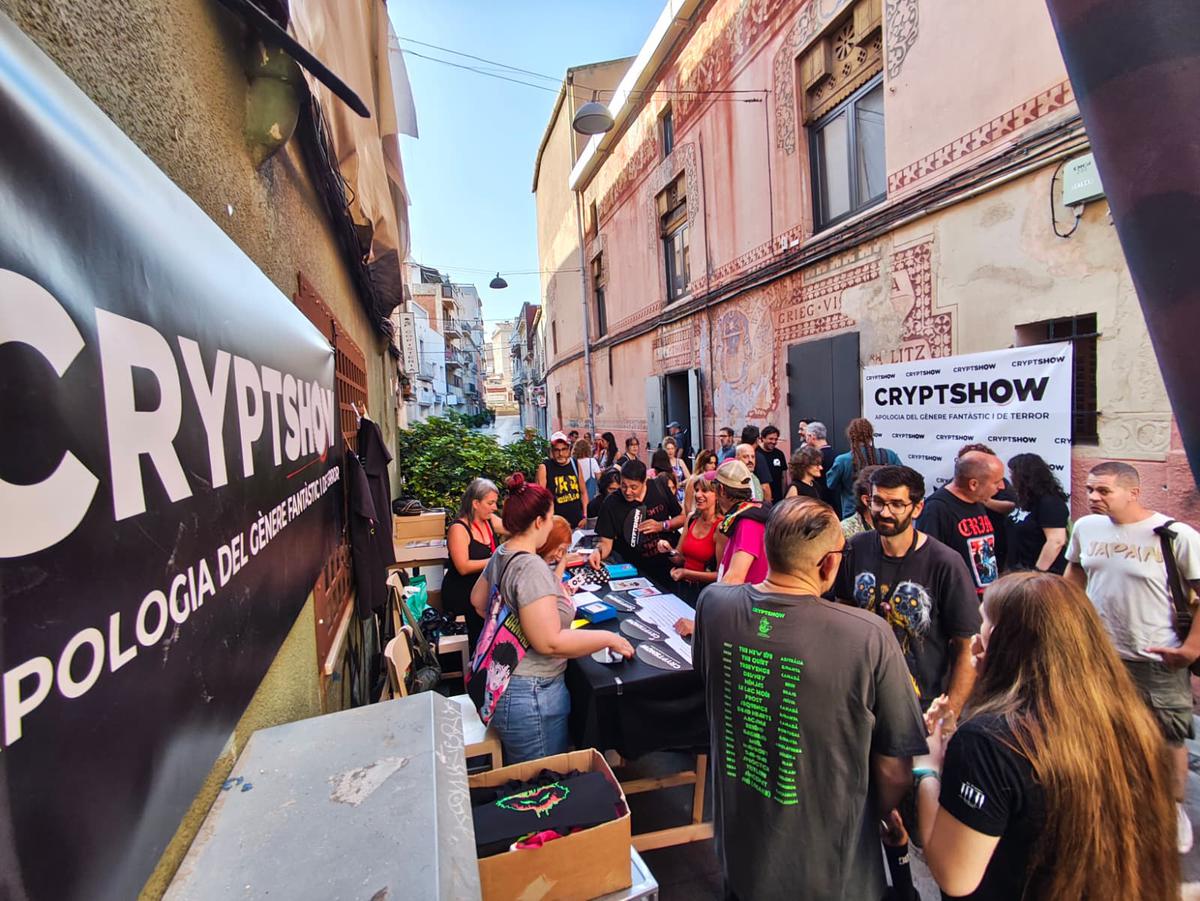 CRYPTSHOW AMBIENT PUBLIC 2.jpg