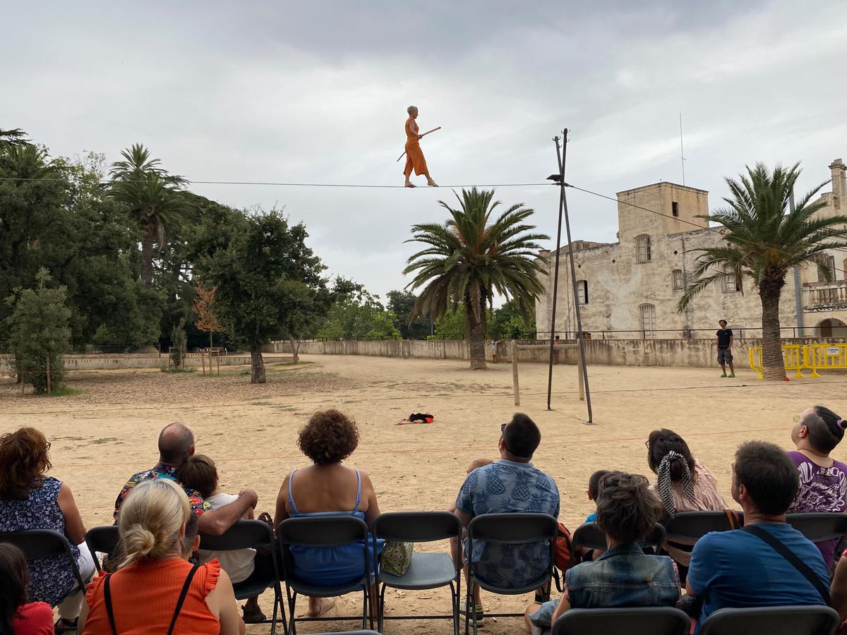 el-cicle-estiu-a-la-fresca-arrenca-a-can-solei-i-ca-larnus-amb-cinema-i-arts-de-carrer