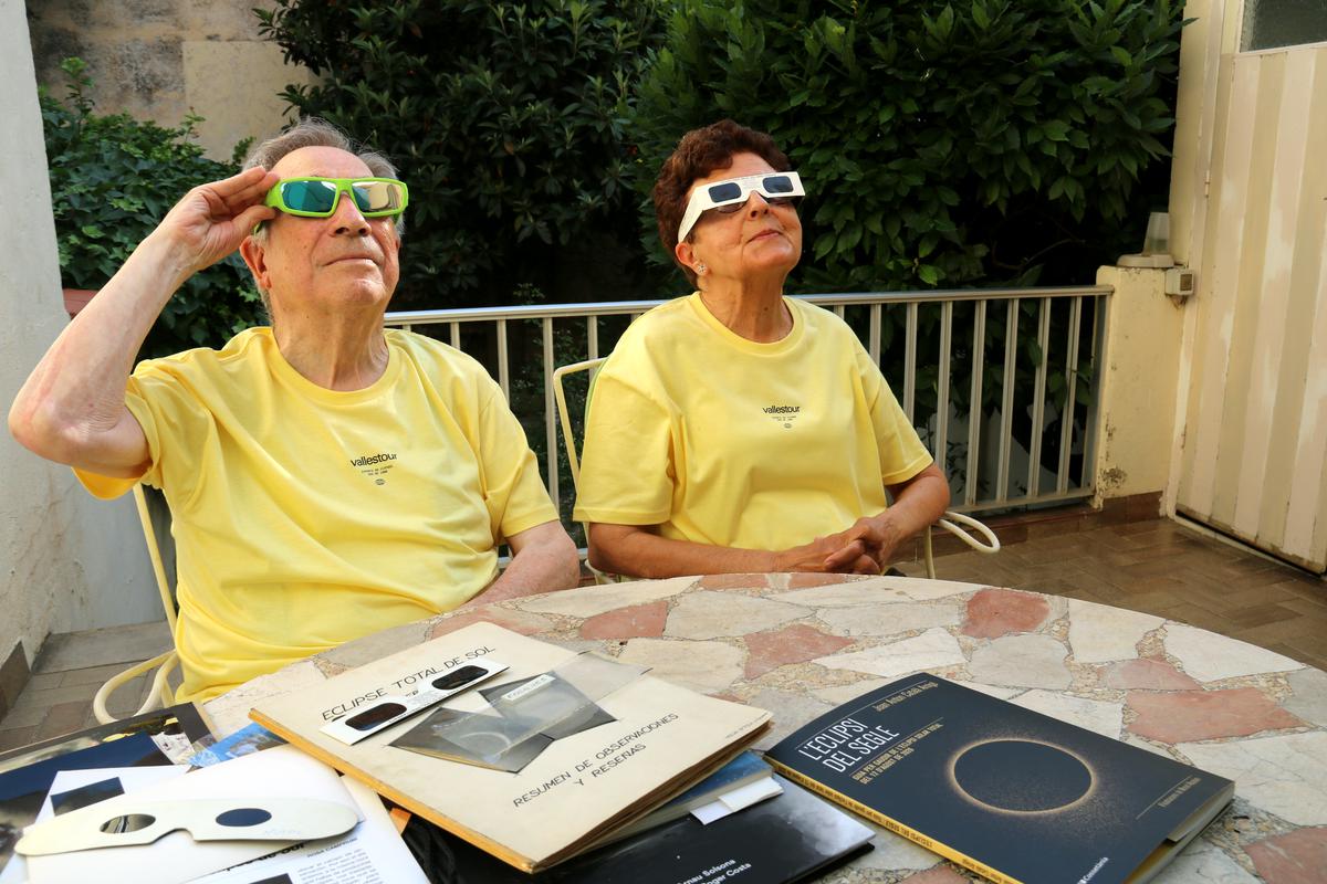 <p>Dos turistes astronòmics badalonins recorren el món des de fa tres dècades per observar eclipsis</p>
