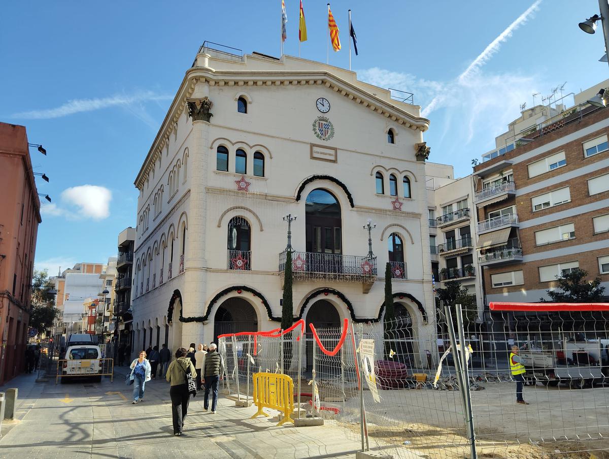 facana-ajuntament-badalona-es-vesteix-nadal-en-plena-reforma-placa