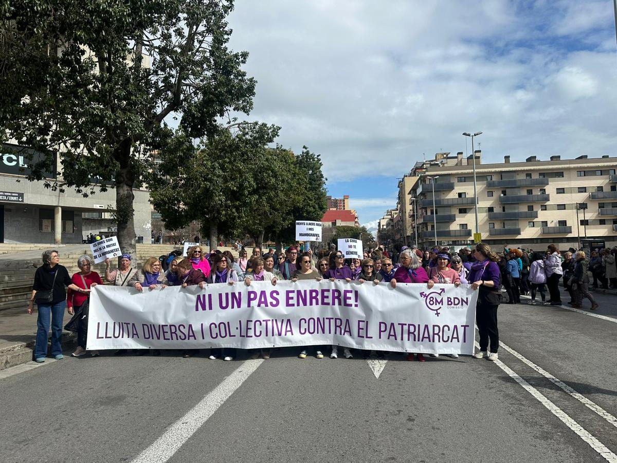 els-carrers-de-badalona-es-tenyeixen-de-lila-en-la-manifestacio-del-8m