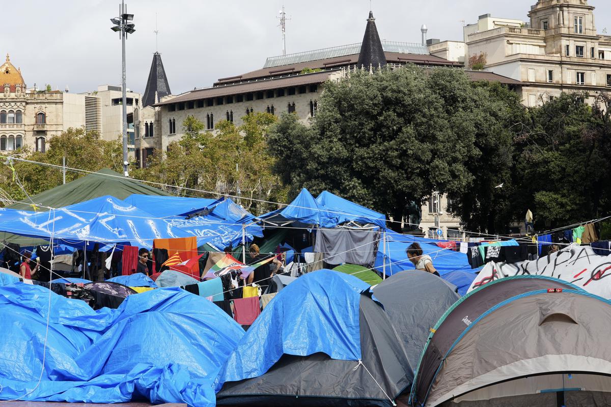acampada plaça catalunya habitatge.jpg