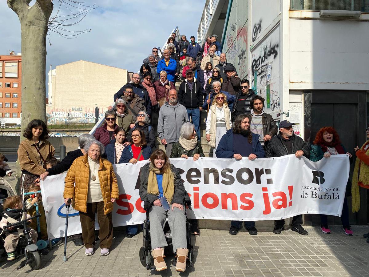 <p>Una cinquantena de veïns reclamen millores urgents a l’ascensor del pont de Sant Felip i d'en Rosés</p>
