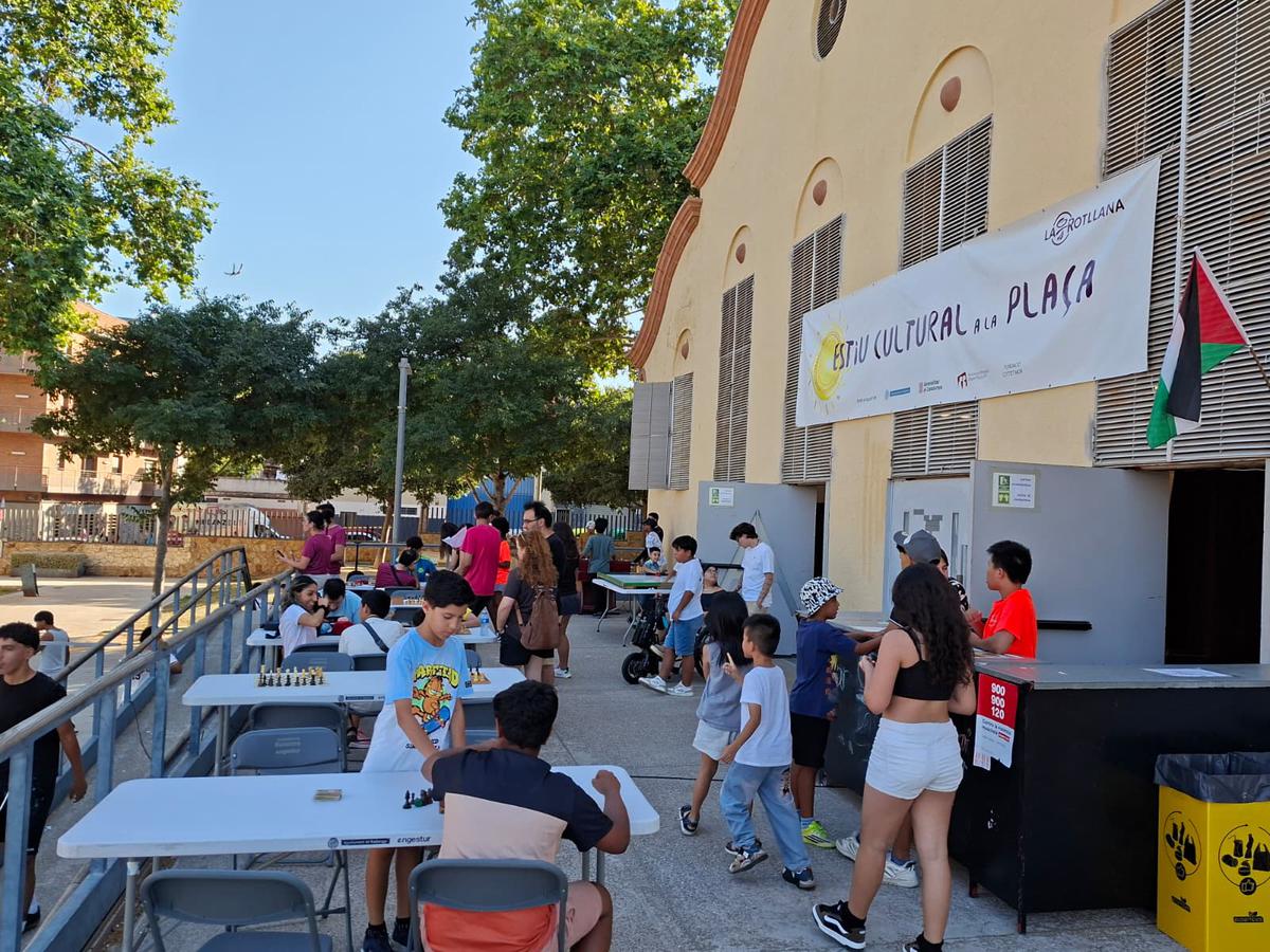 torna-lestiu-cultural-a-la-placa-de-la-rotllana-per-amenitzar-les-tardes-de-juliol