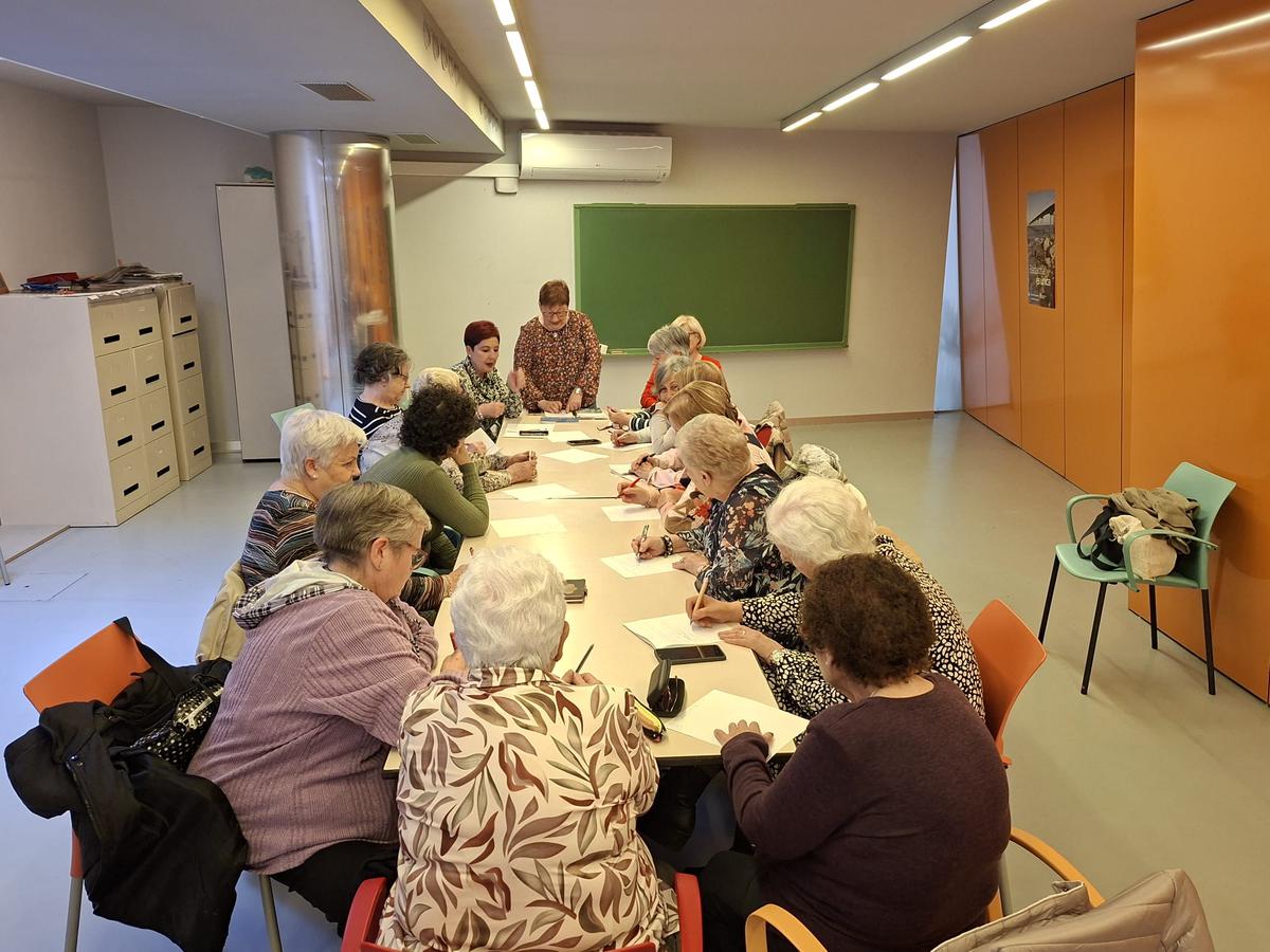 lliurament recaptacio sopar solidari federació dones (2).jpeg