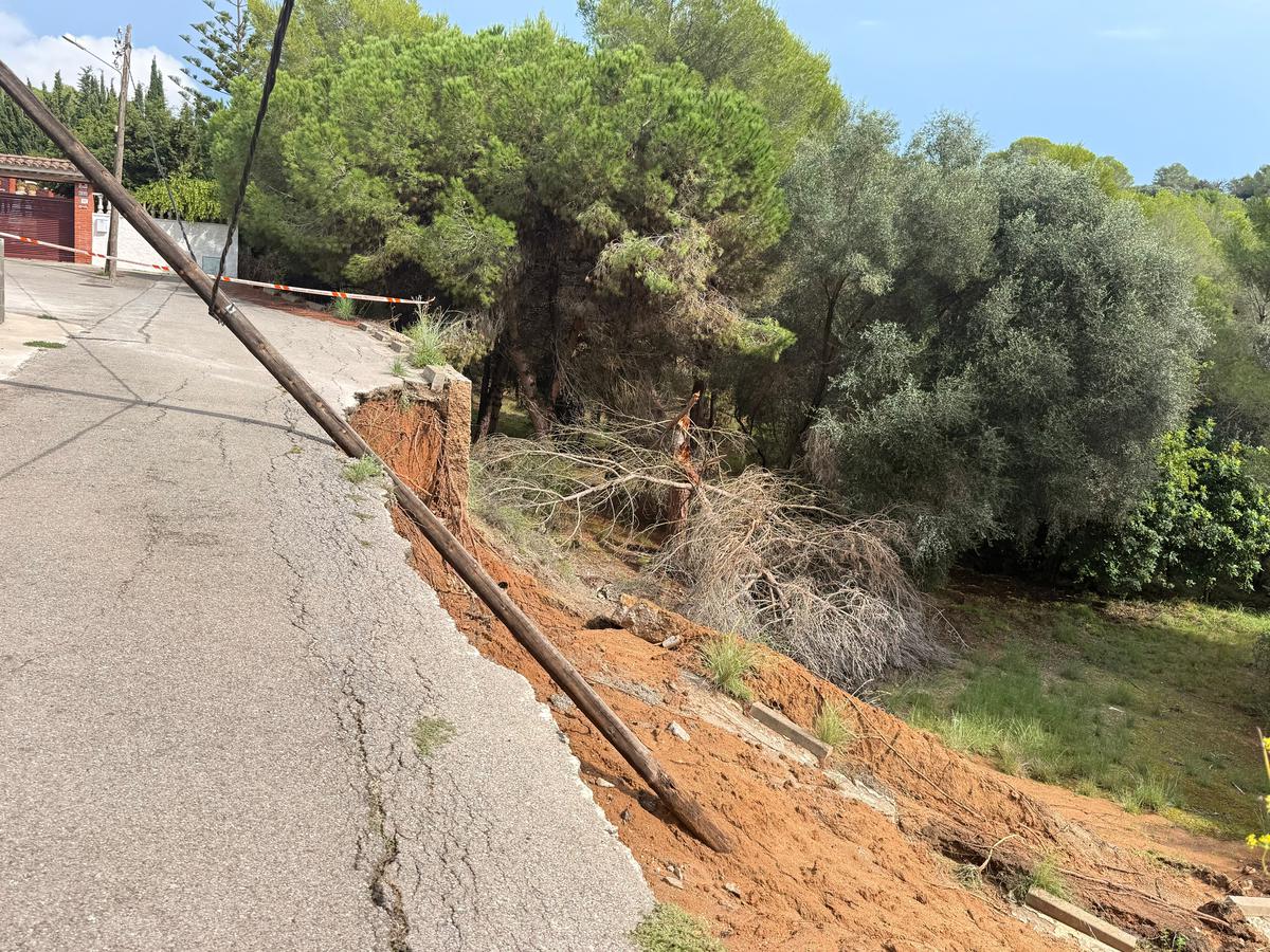 <p>Els efectes de la pluja mantenen tres camins tancats a la Serralada de Marina </p>