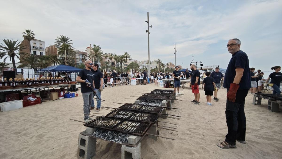 lassociacio-de-veins-del-centre-torna-a-omplir-de-sardines-rom-cremat-i-havaneres-la-platja-dels-pescadors