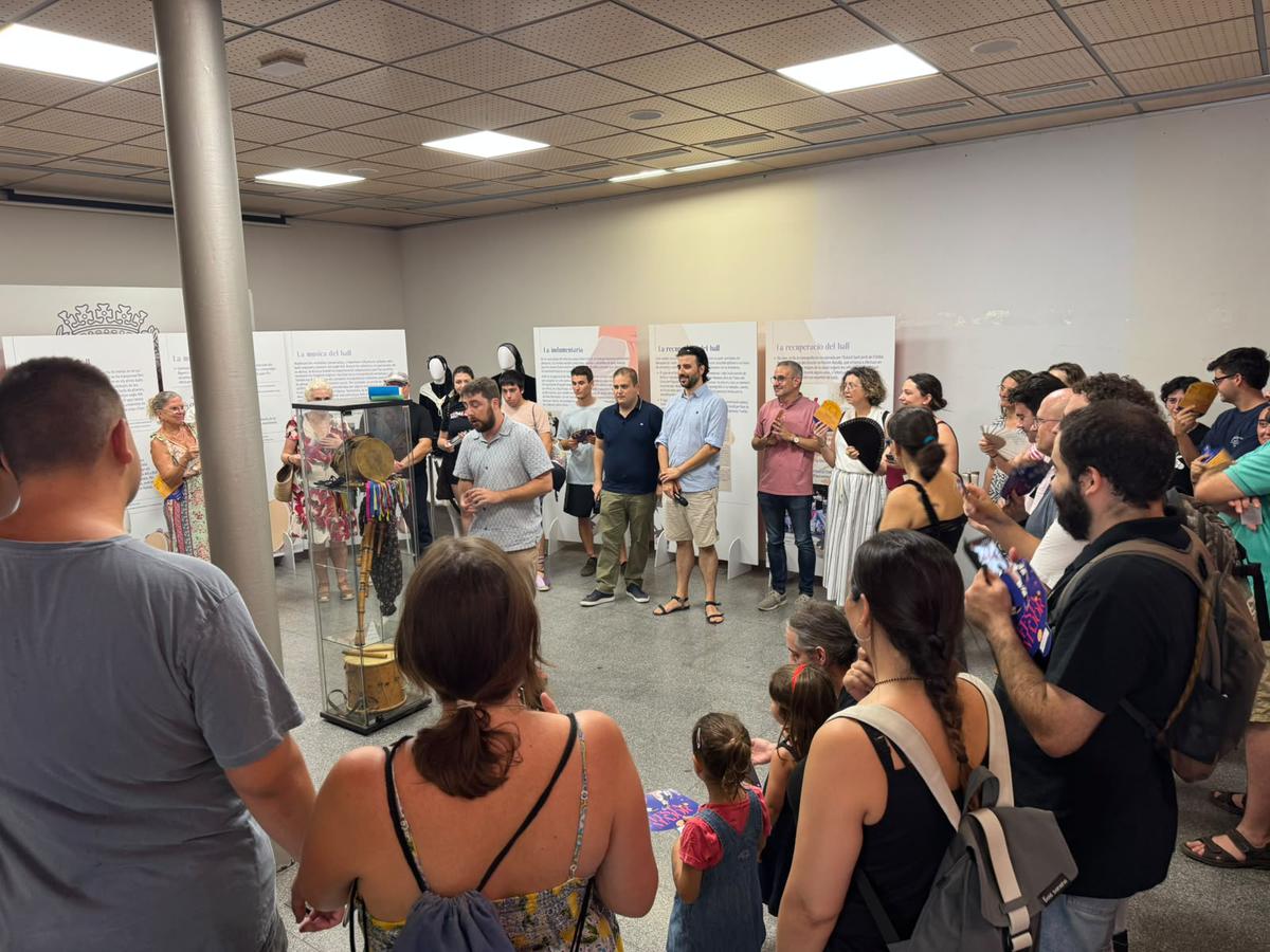 inaugurada-lexposicio-ball-de-punts-del-record-a-la-placa