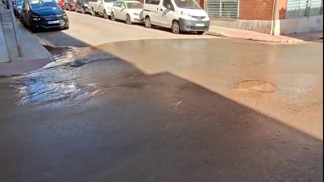 una-fuita-daigua-afecta-diversos-carrers-del-barri-de-la-morera