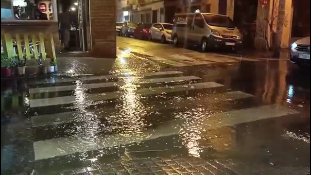 pluja-deixa-carrers-sense-llum-i-inundats-badalona